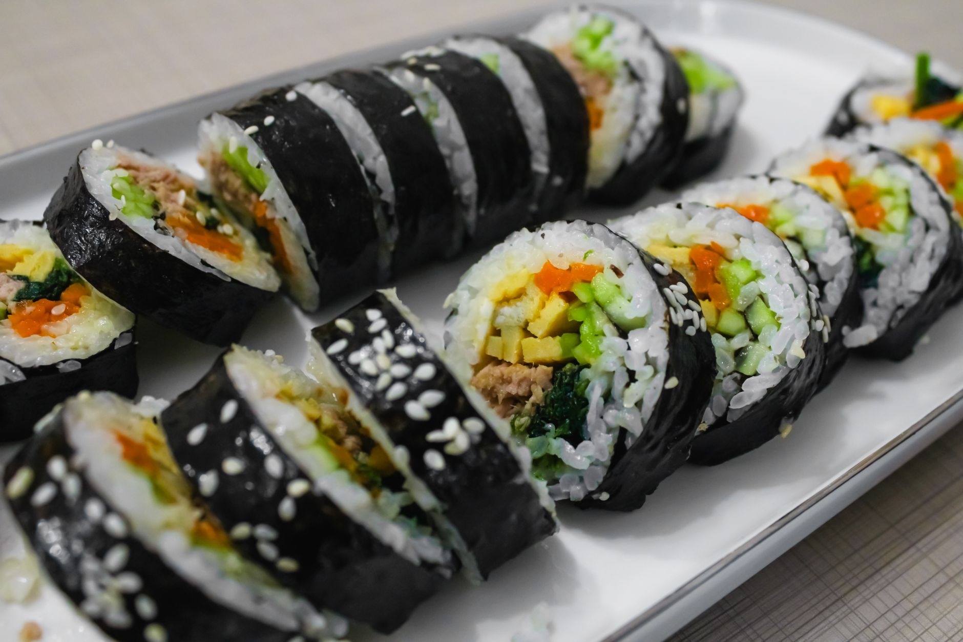 접시에 담긴 다양한 김밥