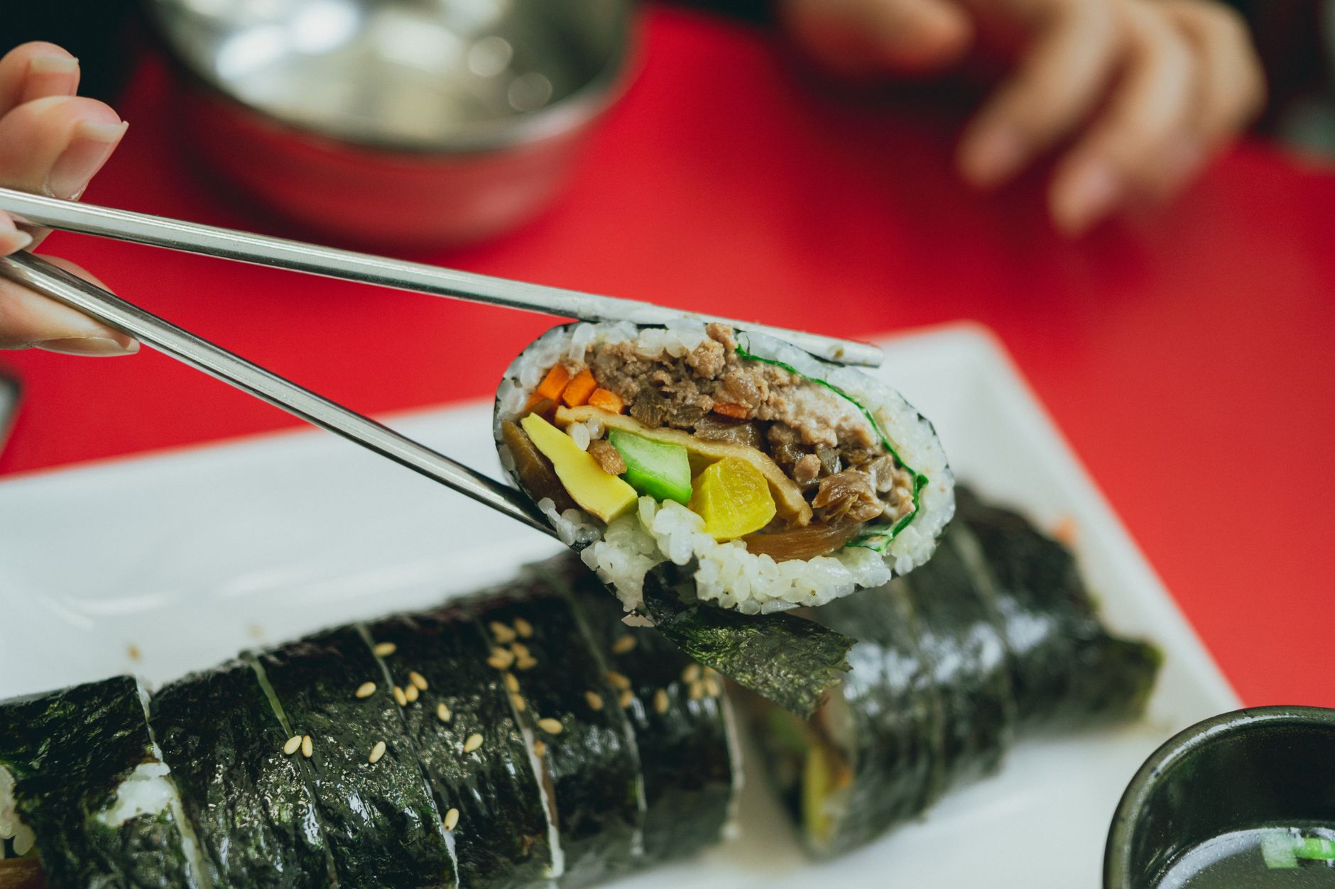 붉은 식탁 위 김밥 한 줄